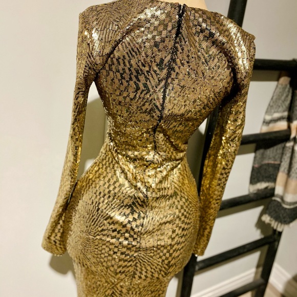 Gold sequin form fitting dress - Picture 4 of 5